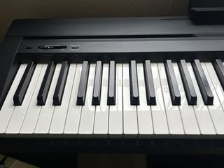Piano Yamaha P-45 con soporte y banqueta