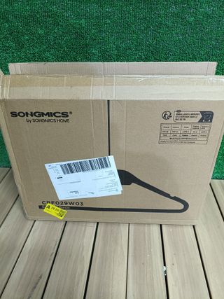 SONGMICS Perchas de Terciopelo, Juego de 30 Piezas, Antideslizantes, Ranuras para Hombros, Barra para Pantalones, Gancho Giratorio 360°, 0,6 cm de Grosor, 43 cm Largo, Blanco CRF029W03