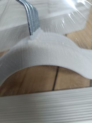 SONGMICS Perchas de Terciopelo, Juego de 30 Piezas, Antideslizantes, Ranuras para Hombros, Barra para Pantalones, Gancho Giratorio 360°, 0,6 cm de Grosor, 43 cm Largo, Blanco CRF029W03