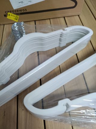 SONGMICS Perchas de Terciopelo, Juego de 30 Piezas, Antideslizantes, Ranuras para Hombros, Barra para Pantalones, Gancho Giratorio 360°, 0,6 cm de Grosor, 43 cm Largo, Blanco CRF029W03