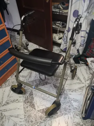 Andador para mayores con asiento