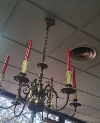 Lámpara de araña antigua dorada y roja