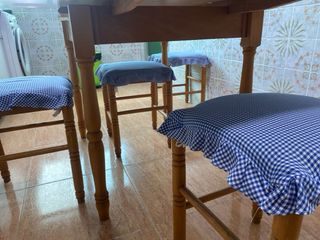 Mesa abatible y 4 taburetes cocina