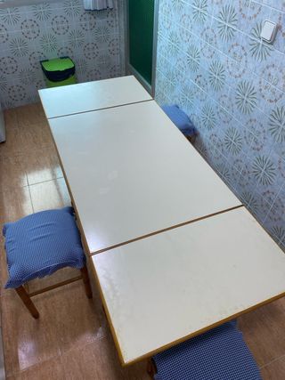 Mesa abatible y 4 taburetes cocina
