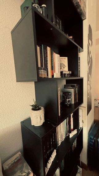 Estantería alta madera negra