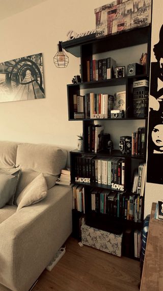 Estantería alta madera negra