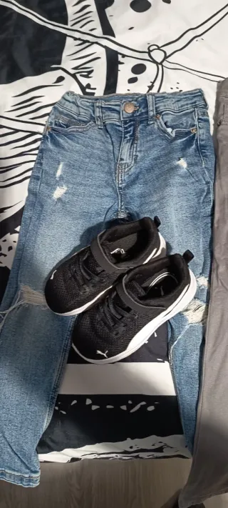 Vaqueros y zapatillas deportivas