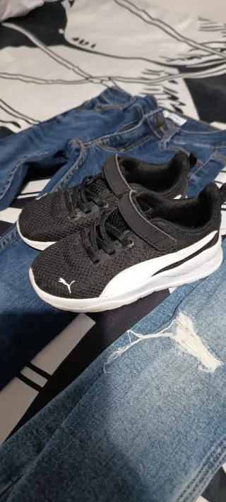 Vaqueros y zapatillas deportivas