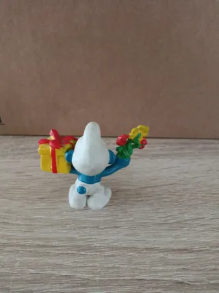 Figura Pitufo con regalo y flores PVC