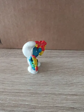 Figura Pitufo con regalo y flores PVC