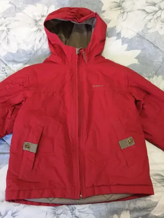 Abrigo rojo Quechua con capucha