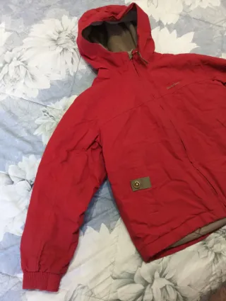 Abrigo rojo Quechua con capucha