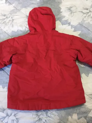 Abrigo rojo Quechua con capucha