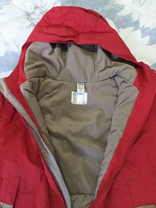 Abrigo rojo Quechua con capucha