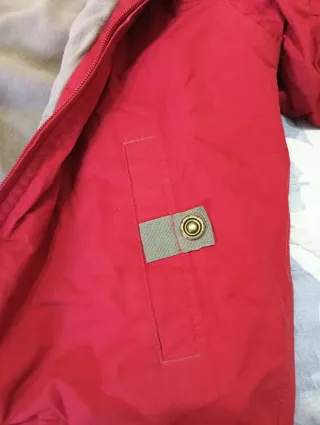 Abrigo rojo Quechua con capucha