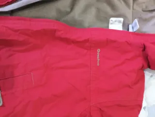 Abrigo rojo Quechua con capucha