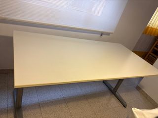 Mesa de oficina blanca