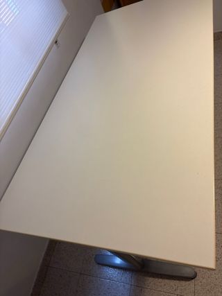 Mesa de oficina blanca