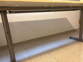 Mesa de oficina blanca