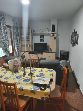 Se alquila piso de 2 dormitorios