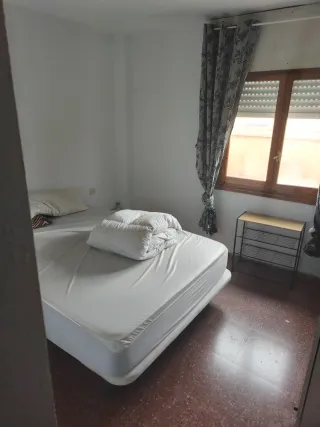 Se alquila piso de 2 dormitorios