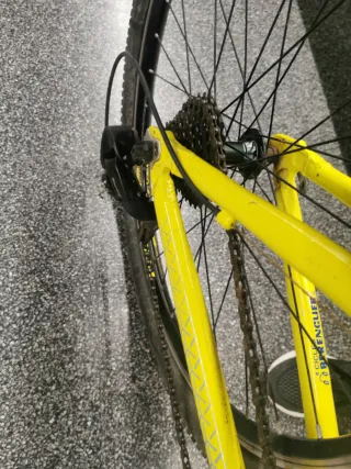 Bicicleta de montaña Color amarilla brillante.