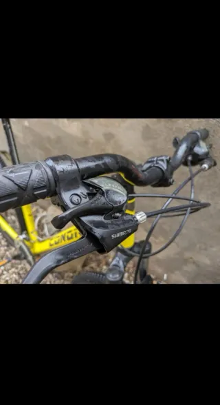 Bicicleta de montaña Color amarilla brillante.