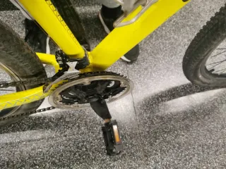 Bicicleta de montaña Color amarilla brillante.