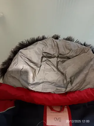 Piumino rosso con cappuccio e pelliccia 8 anni OVS
