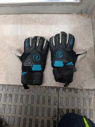 Guantes de portero negros y turquesa