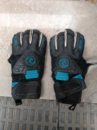Guantes de portero negros y turquesa