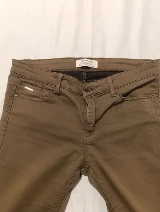 Pantalón pitillo Stradivarius verde talla 38