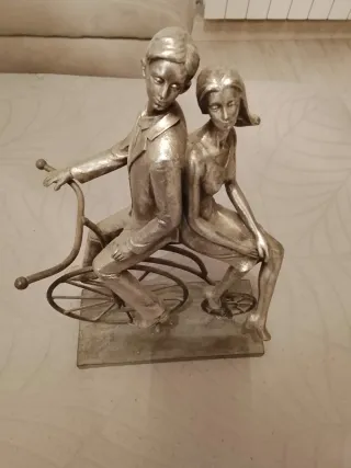 Figura Pareja Bicicleta Plateada. NUEVA