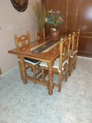 Mesa de comedor y 4 sillas de madera