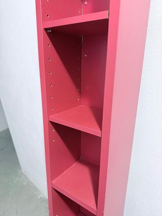 2 Estanterías altas rojas