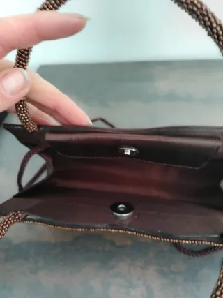 Bolso de fiesta marrón y dorado