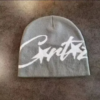 Gorro de lana gris con estrellas blancas