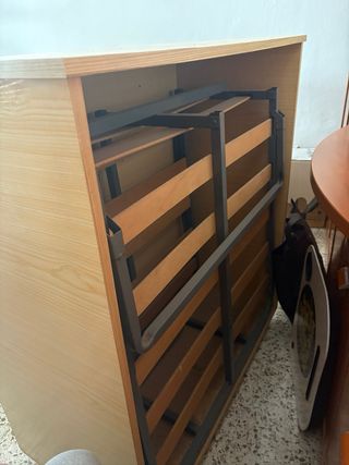 Cómoda de madera color beige y marrón