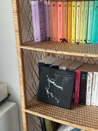 Estantería de mimbre estilo arco