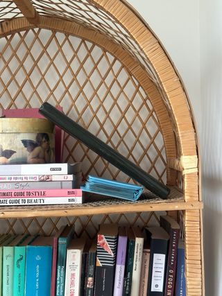 Estantería de mimbre estilo arco