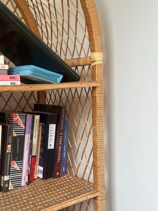 Estantería de mimbre estilo arco