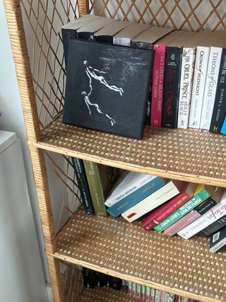 Estantería de mimbre estilo arco