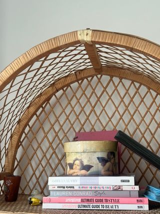 Estantería de mimbre estilo arco