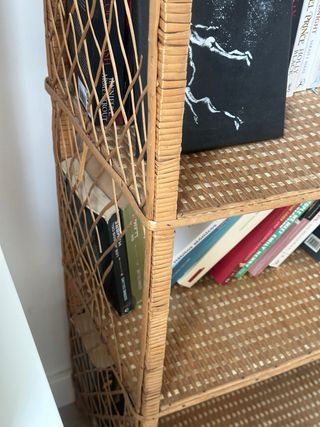 Estantería de mimbre estilo arco