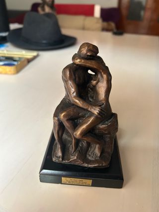 Estatua de bronce El Beso 14x9 cm es de bronce
