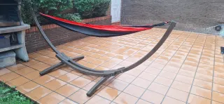 Hamaca de madera con soporte