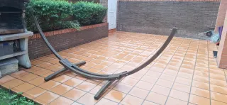 Hamaca de madera con soporte