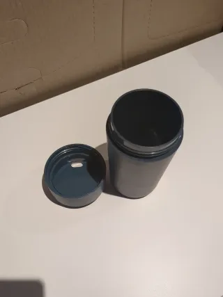 Vaso café Joseph Joseph gris y azul