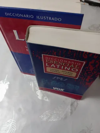 Diccionario  Latino español y diccionario esencial