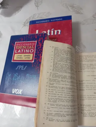 Diccionario  Latino español y diccionario esencial